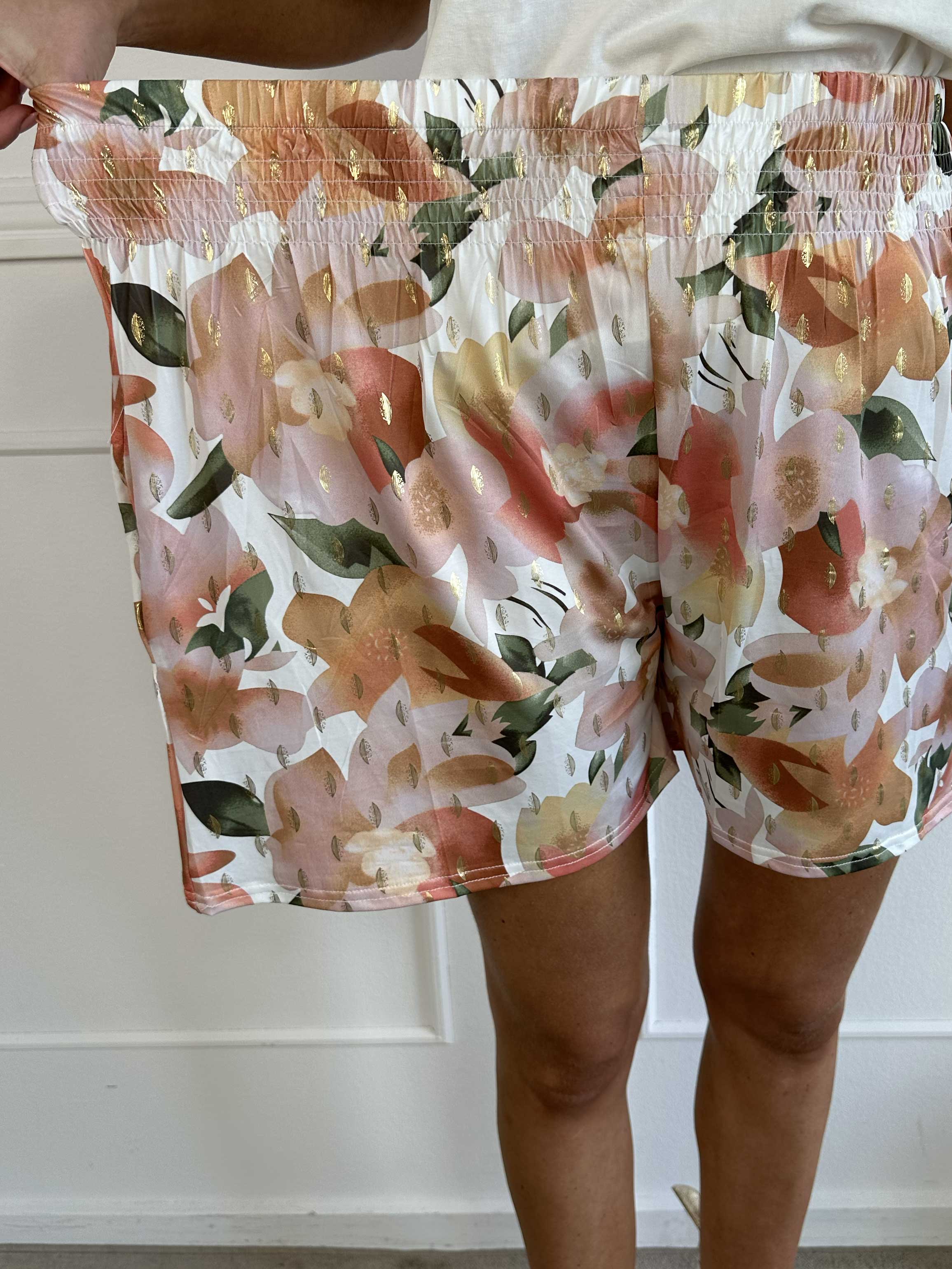 Pams Sweet Flower Shorts - Shorts i stretchigt tyg med resår i nederkanten